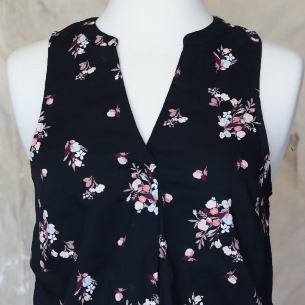 a.new day sleeveless v neck floral on black top XS